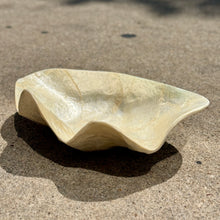 Load image into Gallery viewer, Clam Shaped Ivory Capiz Bowl