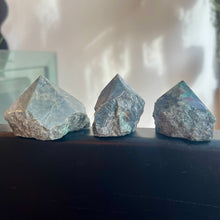 Load image into Gallery viewer, Emerald Semi-Polished Points
