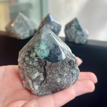Load image into Gallery viewer, Emerald Semi-Polished Points