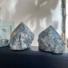 Load image into Gallery viewer, Emerald Semi-Polished Points